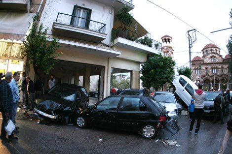 Βιβλική καταστροφή στη Νίκαια: Δρόμοι-χείμαρροι διέλυσαν αυτοκίνητα [εικόνες] | iefimerida.gr 4