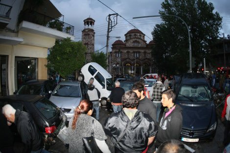 Βιβλική καταστροφή στη Νίκαια: Δρόμοι-χείμαρροι διέλυσαν αυτοκίνητα [εικόνες] | iefimerida.gr 5