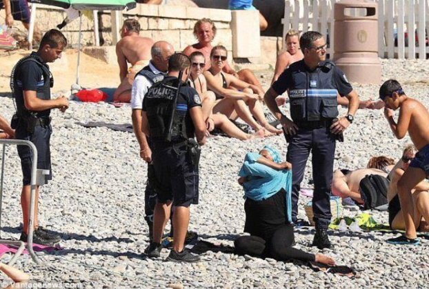 Νίκαια: Αστυνομικοί αναγκάζουν μουσουλμάνα να βγάλει το μπουρκίνι και εκείνη γδύνεται στην παραλία [εικόνες] | iefimerida.gr 4