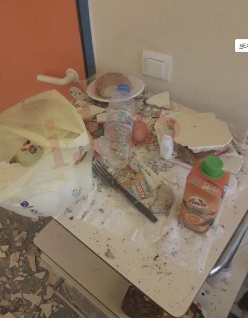 Κατέρρευσε ταβάνι στο νοσοκομείο Νίκαιας -Τραυματίστηκε η μητέρα ασθενούς [εικόνες] | iefimerida.gr 0