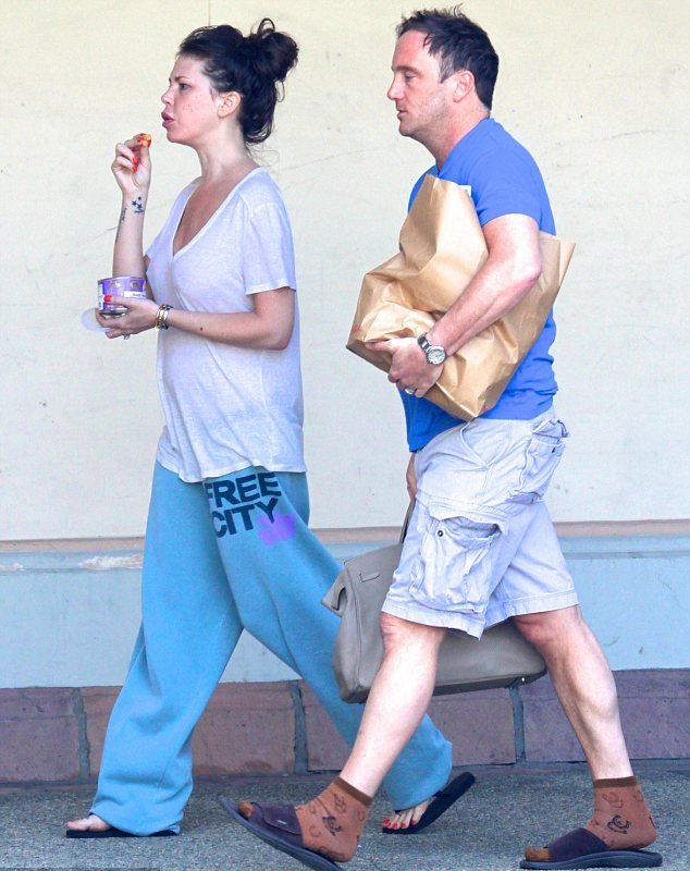 Γελάνε μαζί της - Η τηλεοπτική σταρ που κατέληξε με χείλη ροφού [εικόνες]  | iefimerida.gr 2