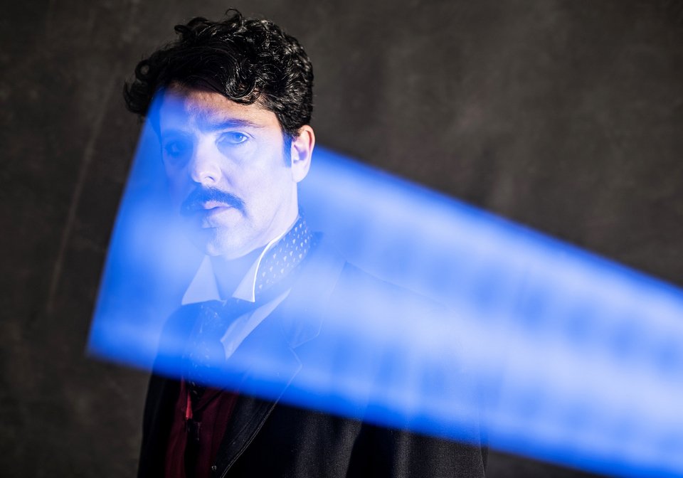 Οι βιομηχανικοί χώροι του Μουσείου σε συνδυασμό με ένα σκηνικό που παραπέμπει σε επαγωγικό κινητήρα και την πρωτότυπη τεχνική του projection mapping συνθέτουν υπό τους ήχους της ηλεκτρονικής μουσικής μια μοναδική θεατρική εμπειρία