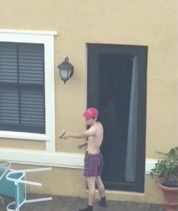 Ο μακελάρης της Φλόριντα κάνει σκοποβολή φορώντας καπελάκι της καμπάνιας Τραμπ [βίντεο]  | iefimerida.gr 0