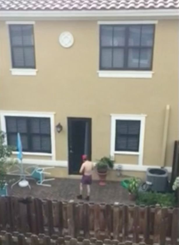 Ο μακελάρης της Φλόριντα κάνει σκοποβολή φορώντας καπελάκι της καμπάνιας Τραμπ [βίντεο]  | iefimerida.gr 1