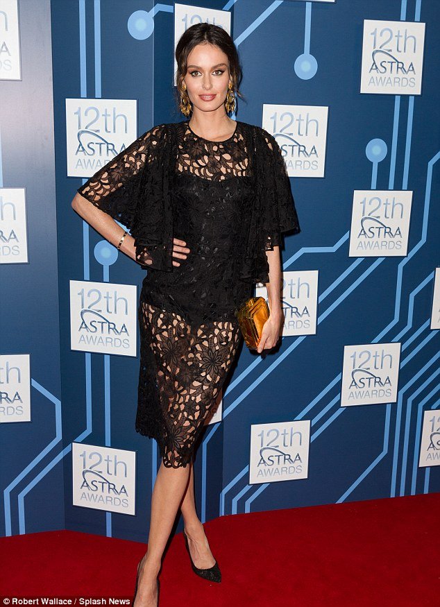 Το μοντέλο που το παράκανε με τις τόπλες φωτογραφίσεις -Πέταξε πάλι το μπικίνι [εικόνες] | iefimerida.gr 1