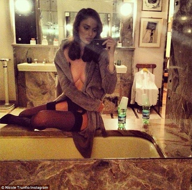 Το μοντέλο που το παράκανε με τις τόπλες φωτογραφίσεις -Πέταξε πάλι το μπικίνι [εικόνες] | iefimerida.gr 2