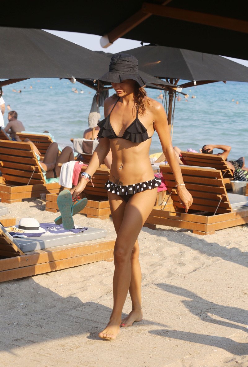 H Νικολέττα Καρρά στην παραλία - Χωρίς λόγια.... [εικόνες] | iefimerida.gr 1