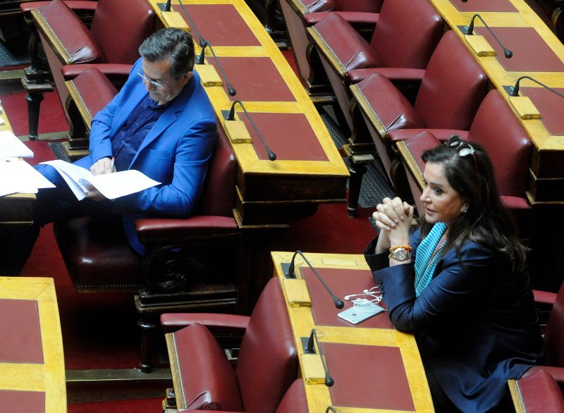 Το μπλε ηλεκτρίκ συνολάκι του Νίκου Νικολόπουλου «τύφλωσε» τους πάντες στη Βουλή [εικόνες] | iefimerida.gr 0