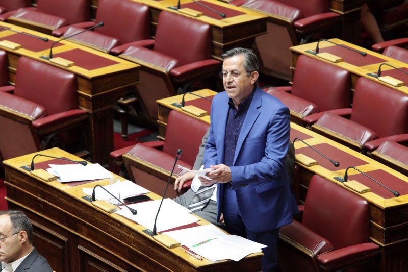 Το μπλε ηλεκτρίκ συνολάκι του Νίκου Νικολόπουλου «τύφλωσε» τους πάντες στη Βουλή [εικόνες] | iefimerida.gr 4
