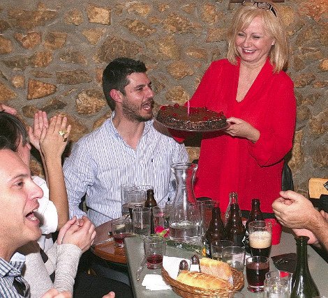 Η Νικολούλη, ντυμένη στα κόκκινα, χορεύει τσιφτετέλι και τρελαίνει τους πάντες [εικόνες] | iefimerida.gr 3