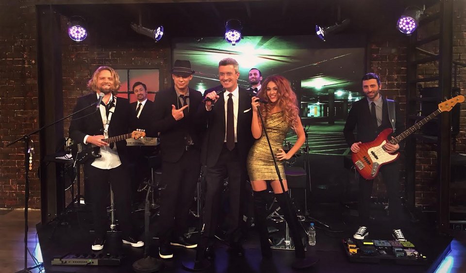 Στην πρεμιέρα του Πέτρου Κωστόπουλου τραγουδάει ο... Νίκος Χατζηνικολάου [εικόνες] | iefimerida.gr 0