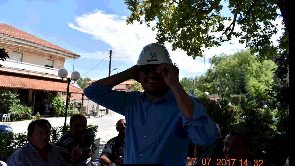 Ο Νίκος Παππάς φόρεσε... κράνος στην Κοζάνη: «Θα με προστατέψει από τις επιθέσεις που δέχομαι» [εικόνες]  | iefimerida.gr 1