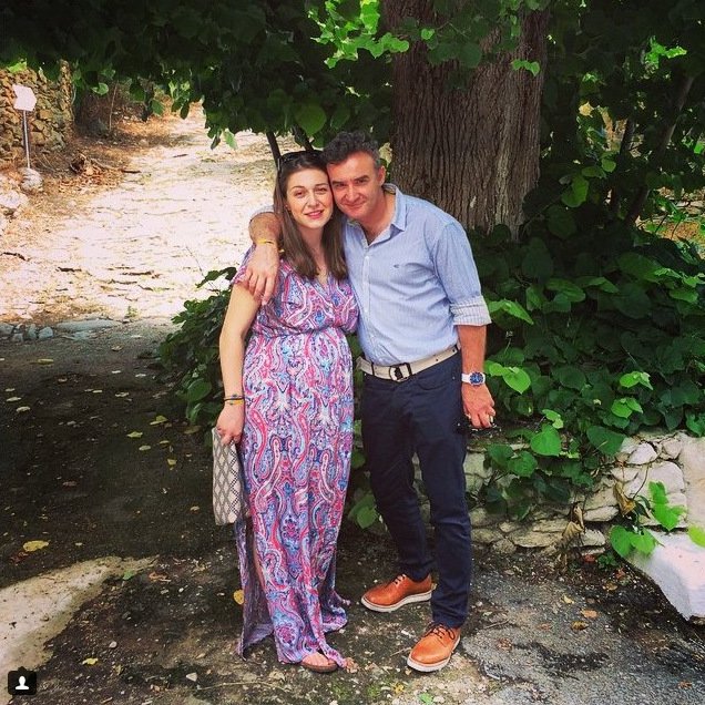 Ετοιμη να γεννήσει η σύζυγος του βουλευτή, Νίκου Ορφανού [εικόνες] | iefimerida.gr 2