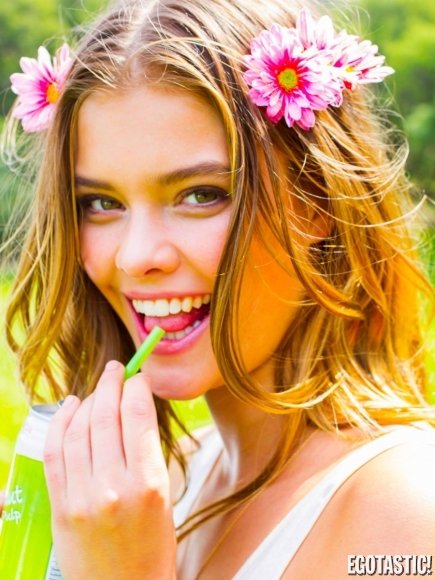 Η Νίνα Αγκνταλ απολαμβάνει το μπάνιο της γυμνή φορώντας μόνο το καλύτερό της χαμόγελο [εικόνες] | iefimerida.gr 1