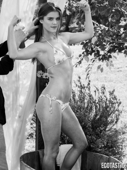 Η Νίνα Αγκνταλ απολαμβάνει το μπάνιο της γυμνή φορώντας μόνο το καλύτερό της χαμόγελο [εικόνες] | iefimerida.gr 2