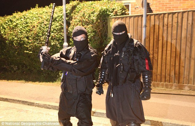 Ενας σύγχρονος νίντζα που μάχεται το κακό -Το πρωί θυρωρός και το βράδυ σκληρός τιμωρός [εικόνες] | iefimerida.gr 0