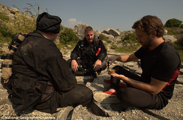 Ενας σύγχρονος νίντζα που μάχεται το κακό -Το πρωί θυρωρός και το βράδυ σκληρός τιμωρός [εικόνες] | iefimerida.gr 1