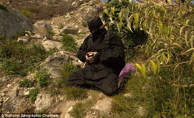 Ενας σύγχρονος νίντζα που μάχεται το κακό -Το πρωί θυρωρός και το βράδυ σκληρός τιμωρός [εικόνες] | iefimerida.gr 2