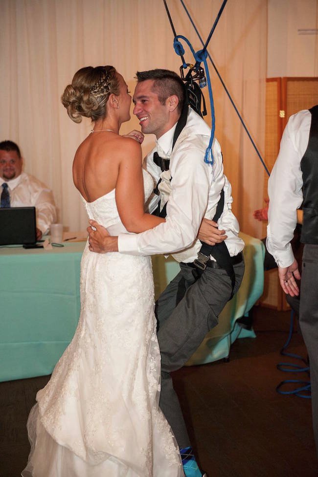 Η έκπληξη ενός παραπληγικού βετεράνου στη σύζυγό του: Σηκώθηκε και χόρεψε την ημέρα του γάμου τους [εικόνες&βίντεο] | iefimerida.gr 1