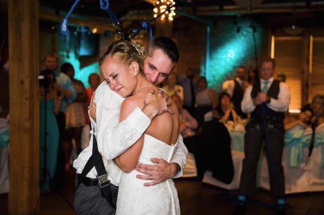 Η έκπληξη ενός παραπληγικού βετεράνου στη σύζυγό του: Σηκώθηκε και χόρεψε την ημέρα του γάμου τους [εικόνες&βίντεο] | iefimerida.gr 2