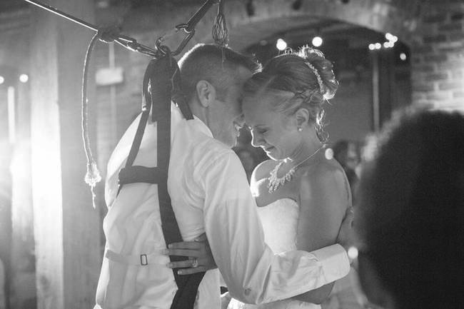 Η έκπληξη ενός παραπληγικού βετεράνου στη σύζυγό του: Σηκώθηκε και χόρεψε την ημέρα του γάμου τους [εικόνες&βίντεο] | iefimerida.gr 3