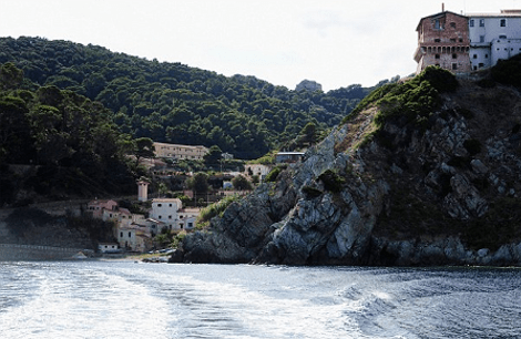 Γοργόνα, ένα νησί επίγειος παράδεισος της Μεσογείου που δεν θέλει κανείς ούτε καν να το επισκεφθεί -Τι συμβαίνει εκεί  [εικόνες] | iefimerida.gr 2