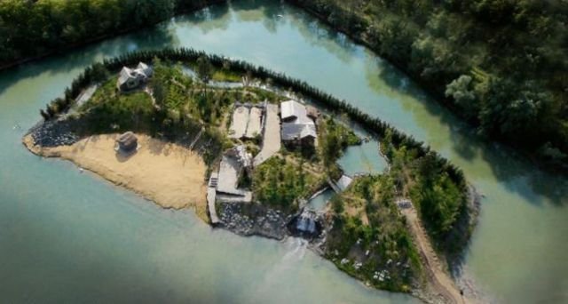 Εκατομμυριούχος φτιάχνει τεχνητό νησί με θέμα τους πειρατές με αρχιτεκτονική 18ου αιώνα [εικόνες] | iefimerida.gr 0