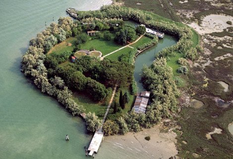 Το πιο ονειρικό νησί της Μεσογείου -Το φυσικό καταπράσινο λιμάνι του και το φρούριο που μετατράπηκε σε βίλα [εικόνες] | iefimerida.gr 0