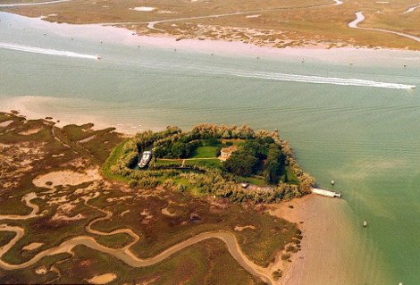 Το πιο ονειρικό νησί της Μεσογείου -Το φυσικό καταπράσινο λιμάνι του και το φρούριο που μετατράπηκε σε βίλα [εικόνες] | iefimerida.gr 1