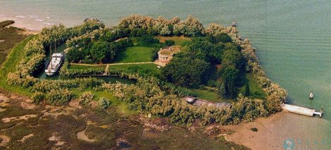 Το πιο ονειρικό νησί της Μεσογείου -Το φυσικό καταπράσινο λιμάνι του και το φρούριο που μετατράπηκε σε βίλα [εικόνες] | iefimerida.gr 2