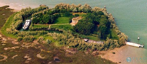 Το πιο ονειρικό νησί της Μεσογείου -Το φυσικό καταπράσινο λιμάνι του και το φρούριο που μετατράπηκε σε βίλα [εικόνες] | iefimerida.gr 3