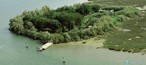 Το πιο ονειρικό νησί της Μεσογείου -Το φυσικό καταπράσινο λιμάνι του και το φρούριο που μετατράπηκε σε βίλα [εικόνες] | iefimerida.gr 4