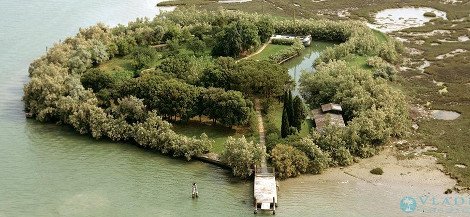 Το πιο ονειρικό νησί της Μεσογείου -Το φυσικό καταπράσινο λιμάνι του και το φρούριο που μετατράπηκε σε βίλα [εικόνες] | iefimerida.gr 5