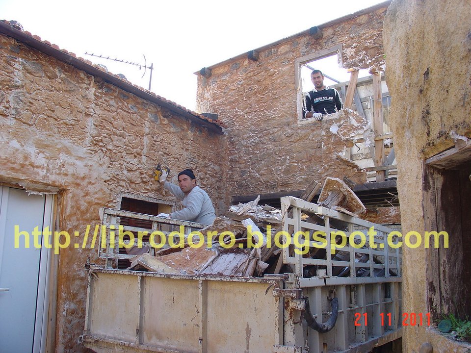 Πέταξαν στα σκουπίδια τα σκηνικά της σειράς  «Το Νησί» [εικόνες] | iefimerida.gr 0