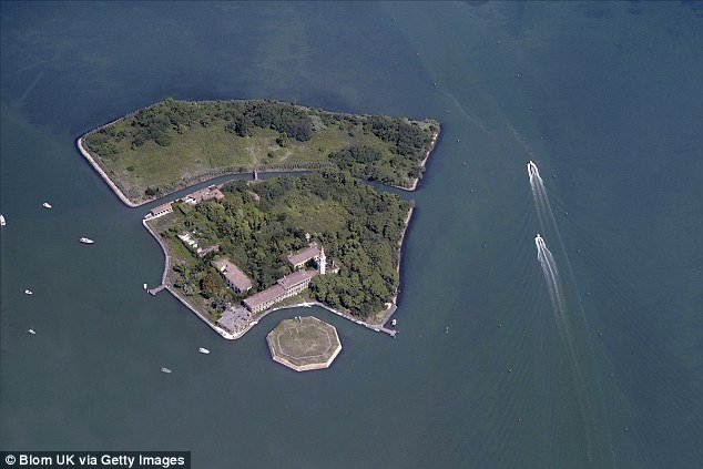 Η Ιταλία βγάζει στο σφυρί το πιο τρομακτικό μέρος του κόσμου -Ενα στοιχειωμένο νησί όπου ο θάνατος είναι παντού [εικόνες] | iefimerida.gr 0