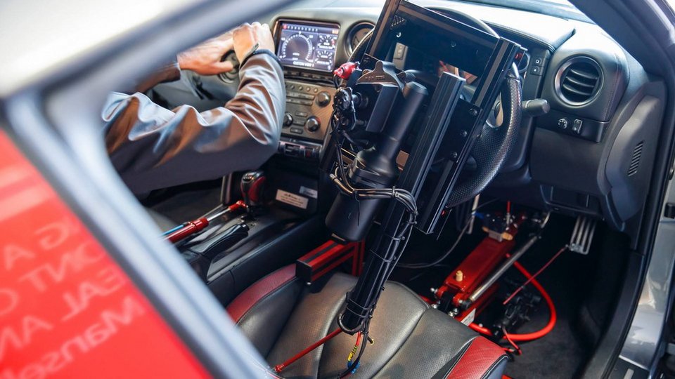 Αυτό το Nissan GT-R οδηγείται σαν σε video game -Με τηλεχειριστήριο [βίντεο] | iefimerida.gr 1