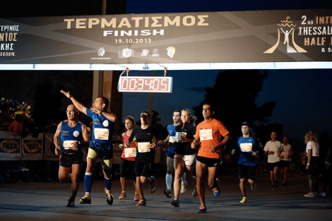 Περισσότεροι από 12.000 δρομείς απόλαυσαν την εμπειρία του νυχτερινού αγώνα δρόμου στη Θεσσαλονίκη [εικόνες] | iefimerida.gr 1