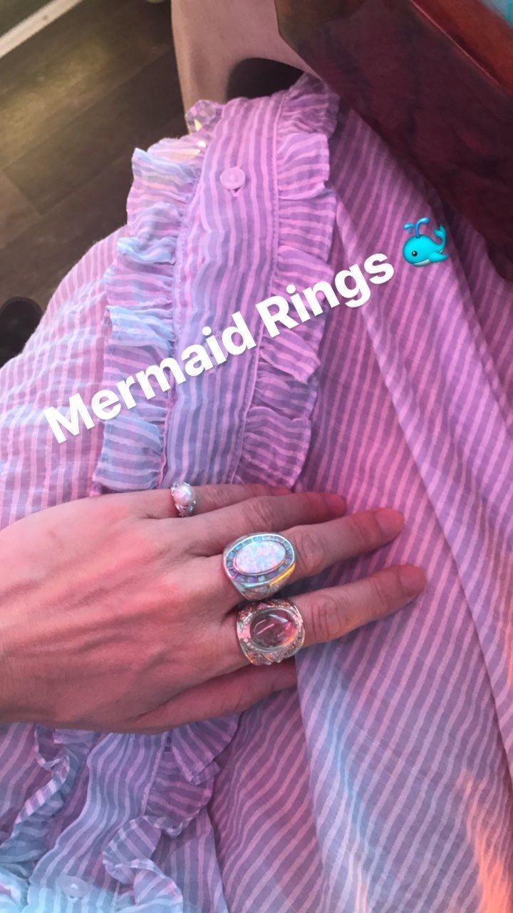 Οι χλιδάτες διακοπές της Ευγενίας Νιάρχου στη Σαντορίνη με την παρέα της [εικόνες] | iefimerida.gr 1