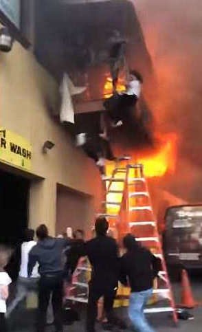 Στούντιο χορού πιάνει φωτιά και οι χορευτές πηδούν από το μπαλκόνι για να γλιτώσουν από τις φλόγες [εικόνες & βίντεο] | iefimerida.gr 0