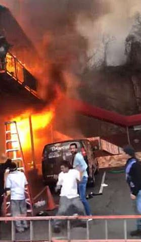 Στούντιο χορού πιάνει φωτιά και οι χορευτές πηδούν από το μπαλκόνι για να γλιτώσουν από τις φλόγες [εικόνες & βίντεο] | iefimerida.gr 1