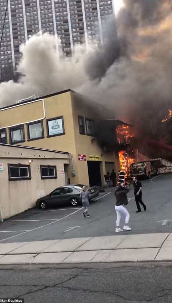 Στούντιο χορού πιάνει φωτιά και οι χορευτές πηδούν από το μπαλκόνι για να γλιτώσουν από τις φλόγες [εικόνες & βίντεο] | iefimerida.gr 4
