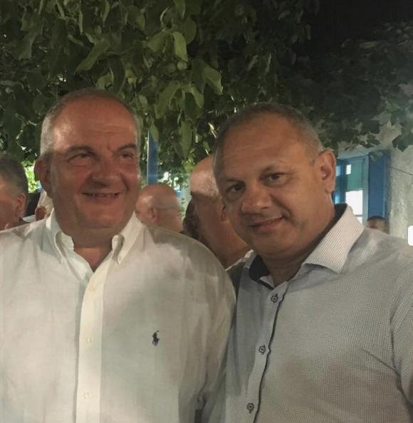 Χαλαρός και μαυρισμένος σε ταβέρνα στη Λευκάδα ο Κώστας Καραμανλής [εικόνες] | iefimerida.gr 3