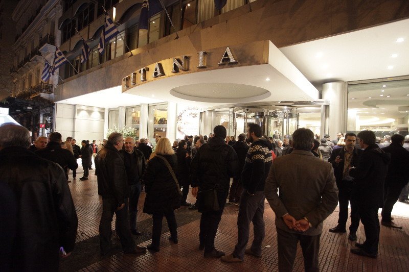 Κοσμοσυρροή στην κοπή  πίτας του Αδωνι Γεωργιάδη [εικόνες] | iefimerida.gr 0