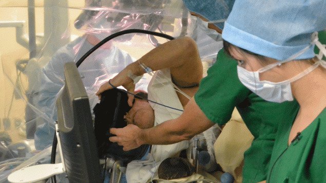 Μια πρωτοποριακή εγχείρηση εγκεφάλου -Ο ασθενής ήταν ξύπνιος και φορούσε 3D γυαλιά [εικόνα]  | iefimerida.gr 0