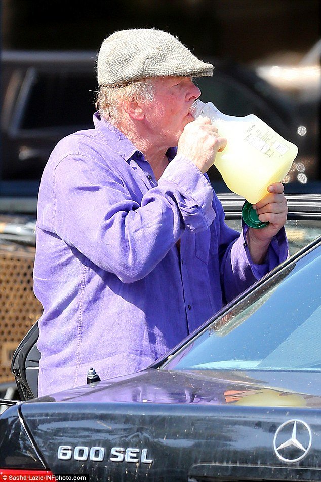 Ο Νικ Νόλτε κυκλοφορεί σαν άστεγος στο Λος Αντζελες [εικόνες]  | iefimerida.gr 1