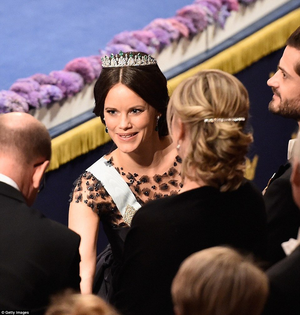  Το δείπνο της απόλυτης χλιδής στην Ευρώπη: Βασιλιάδες, πριγκίπισσες, διαμαντένιες τιάρες, χρυσά κηροπήγια και απονομή Νόμπελ [εικόνες] | iefimerida.gr 25