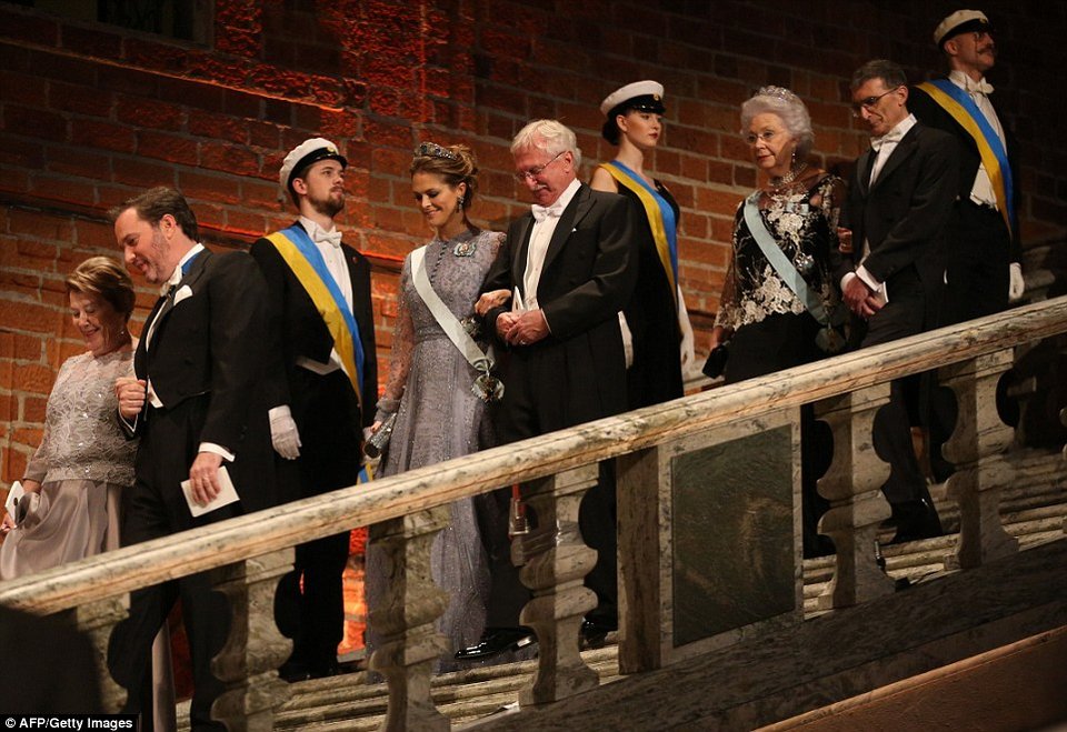  Το δείπνο της απόλυτης χλιδής στην Ευρώπη: Βασιλιάδες, πριγκίπισσες, διαμαντένιες τιάρες, χρυσά κηροπήγια και απονομή Νόμπελ [εικόνες] | iefimerida.gr 16