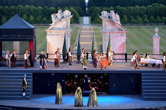 Επαιξαν Οπερα στον ωραιότερο πύργο της Γαλλίας -Σκηνοθέτης Ζυλί Γκαγιέ, βιολί η σύζυγος του Μανουέλ Βαλς [εικόνες] | iefimerida.gr 3