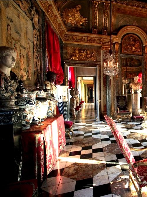 Επαιξαν Οπερα στον ωραιότερο πύργο της Γαλλίας -Σκηνοθέτης Ζυλί Γκαγιέ, βιολί η σύζυγος του Μανουέλ Βαλς [εικόνες] | iefimerida.gr 1