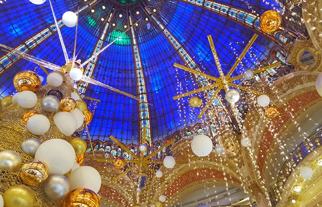 Η Ούμα Θέρμαν έφερε τα Χριστούγεννα στο Παρίσι [εικόνες & βίντεο] | iefimerida.gr 1